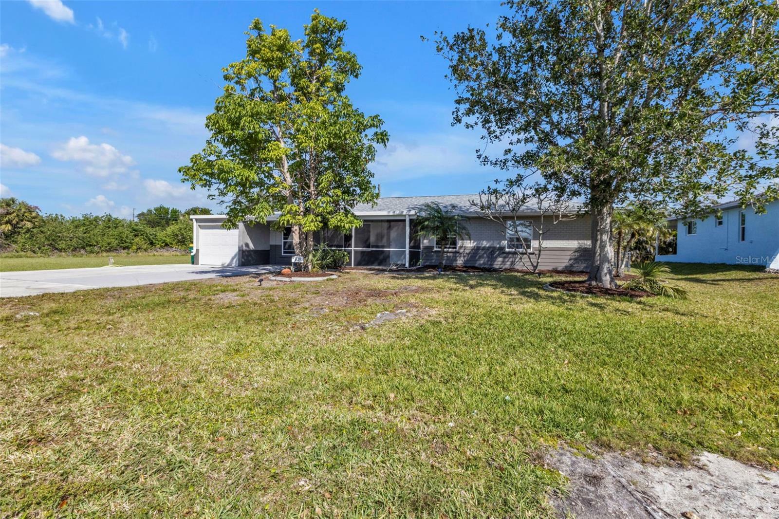 Property Photo: 628 Tarpon Way FL 33950