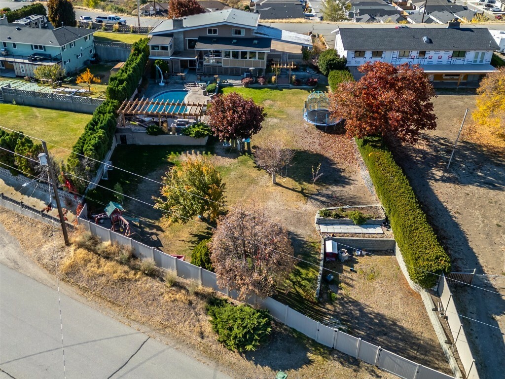 Photo de la propriété:  6521 Bellevue Drive  BC V0H 1T4 