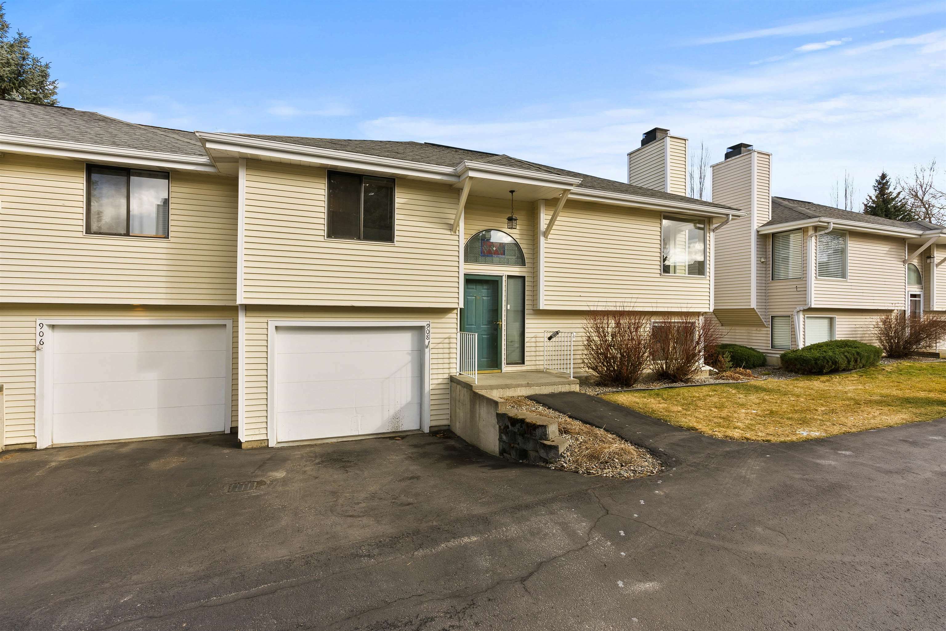 Property Photo:  908 E Calkins Dr 908  WA 99208 