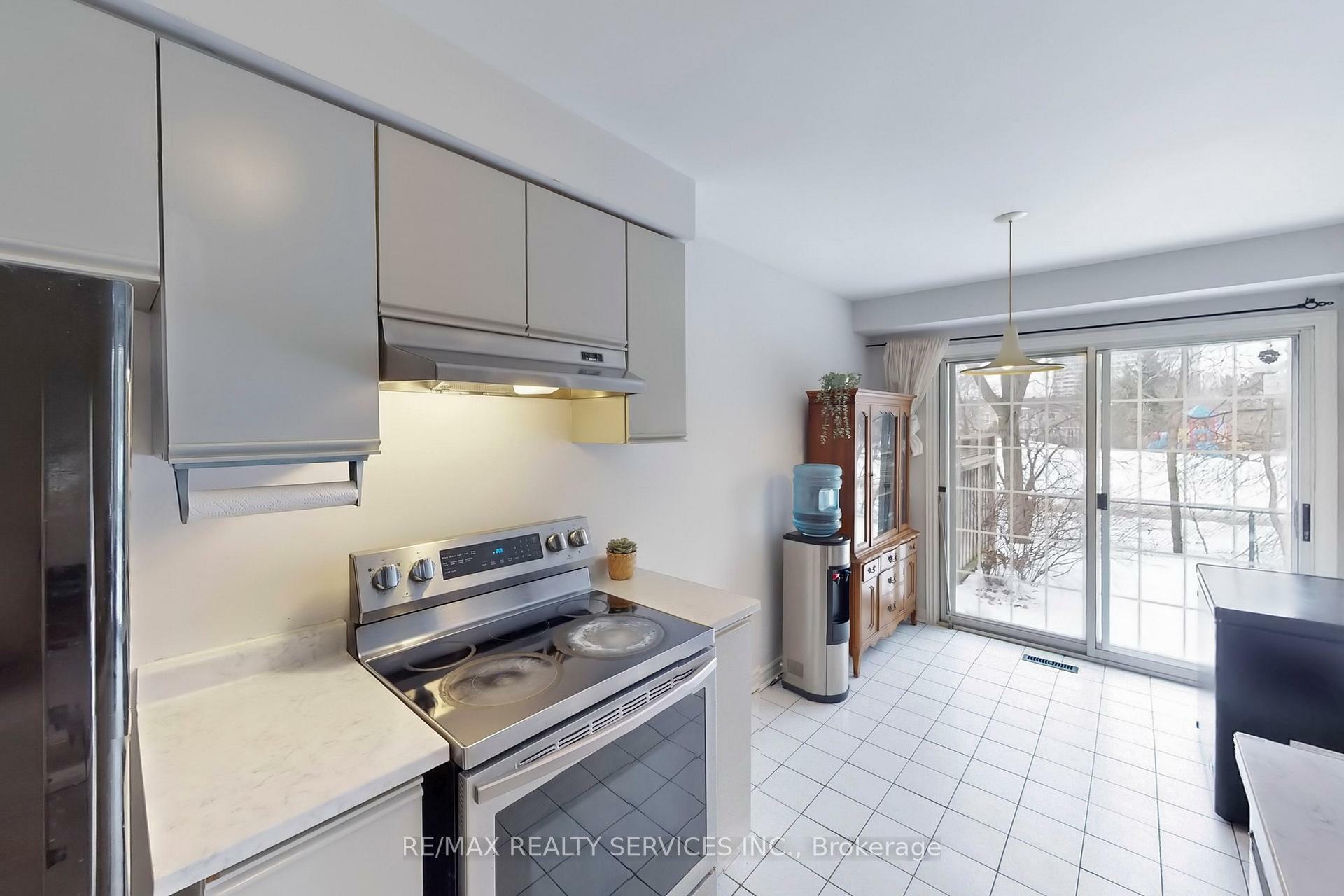 Property Photo: 28 Heathcliffe Square ON L6S 5P7