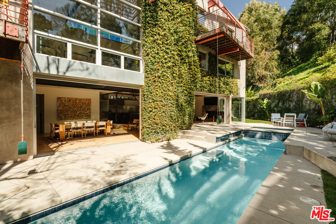 Property Photo: 562 Stassi Ln CA 90402