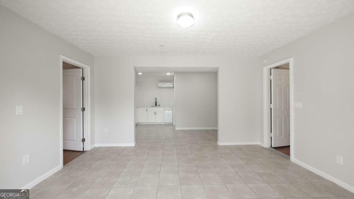 Property Photo: 1385 La Maison Drive GA 30043