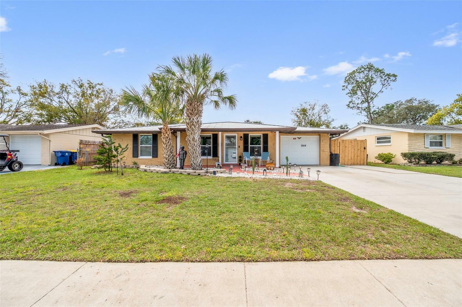 Property Photo: 7544 Hollyridge Drive FL 34653