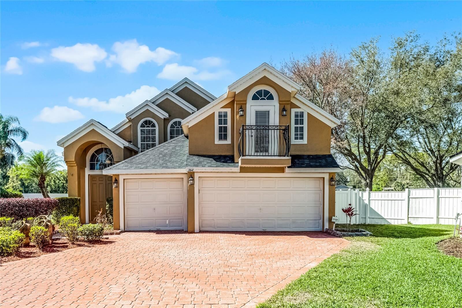 Property Photo: 352 Misty Oaks Run FL 32707