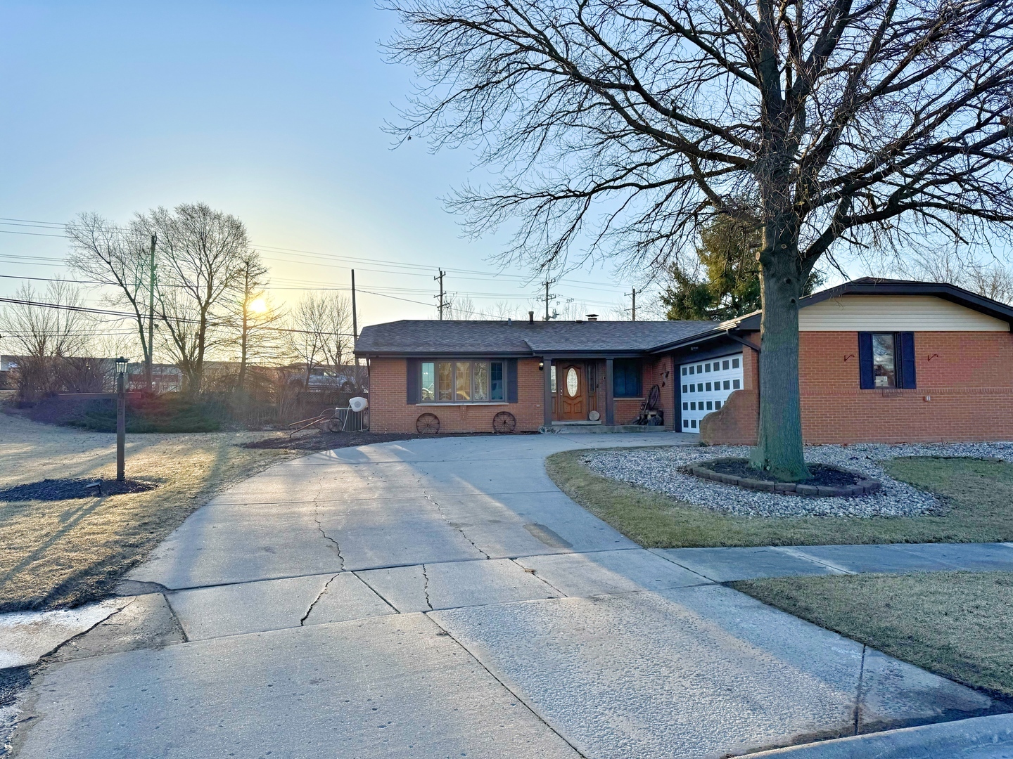 Property Photo:  1015 Oak Drive  IL 60401 