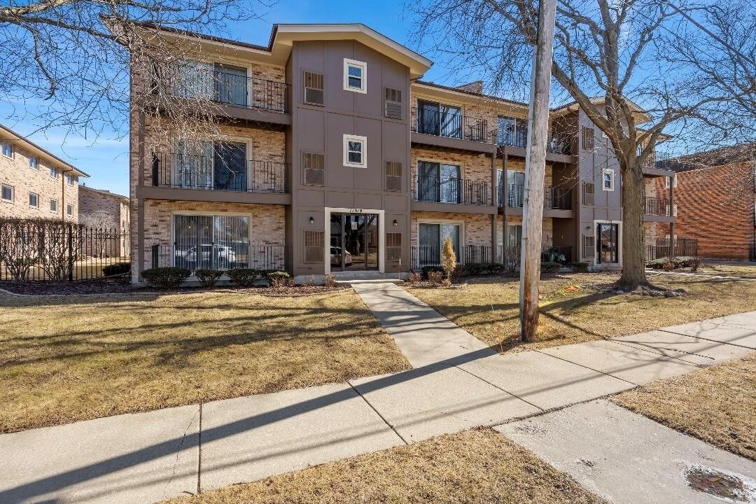 Property Photo: 11919 S Hamlin Avenue 301 IL 60803