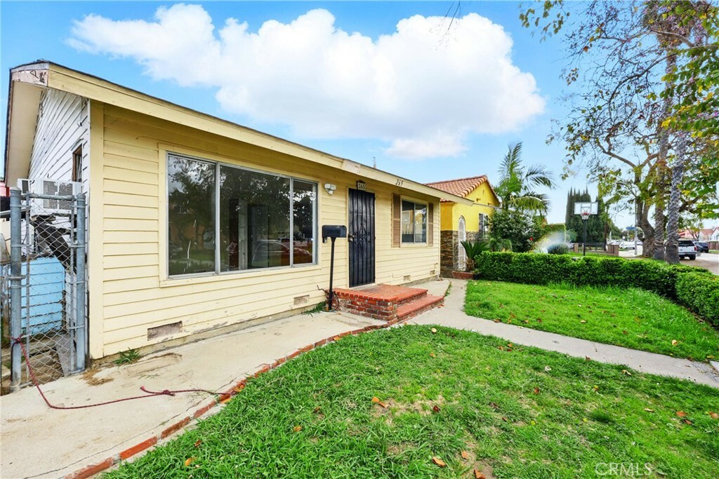 Property Photo:  265 E Ellis Street  CA 90805 
