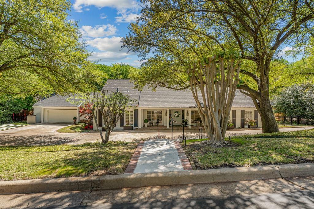 Property Photo: 1905 Indian Creek Drive TX 76107