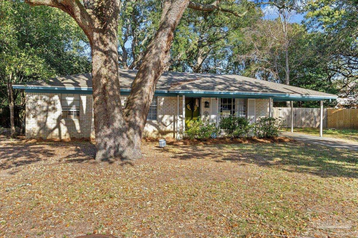 Property Photo:  2000 Elaine Cir  FL 32504 