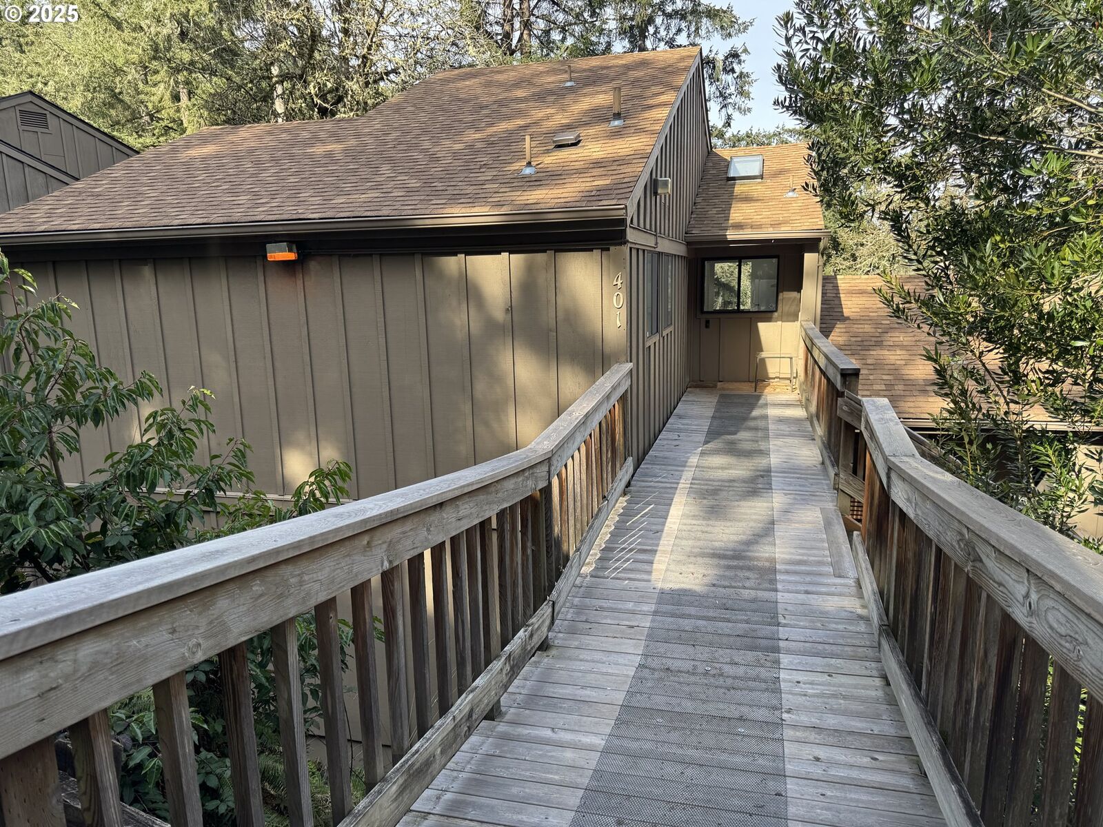 Property Photo:  401 Stonewood Dr  OR 97405 