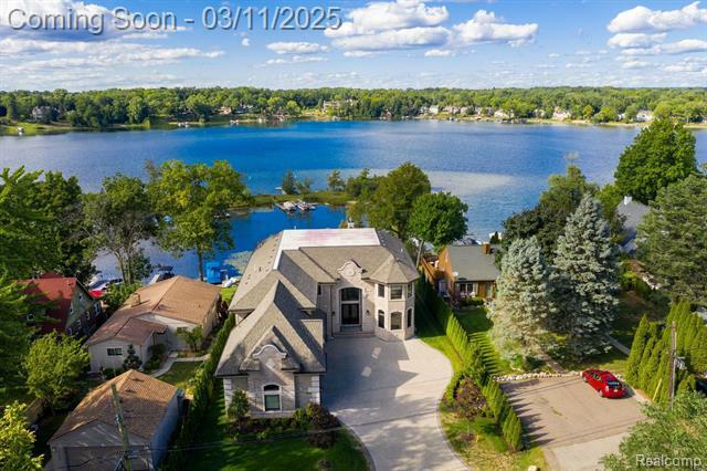 Property Photo:  5820 Lakeview Avenue  MI 48323 