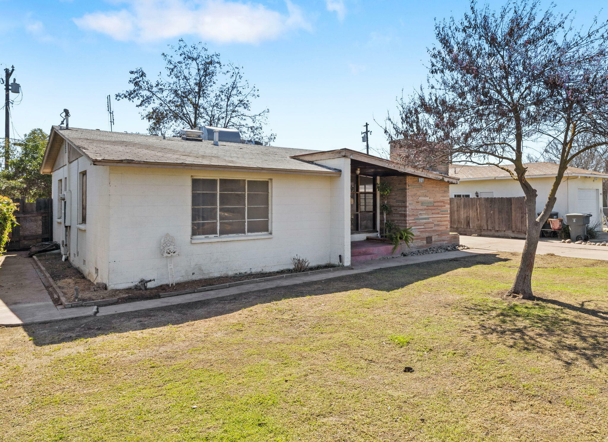 Property Photo:  909 E Kaweah Avenue  CA 93292 