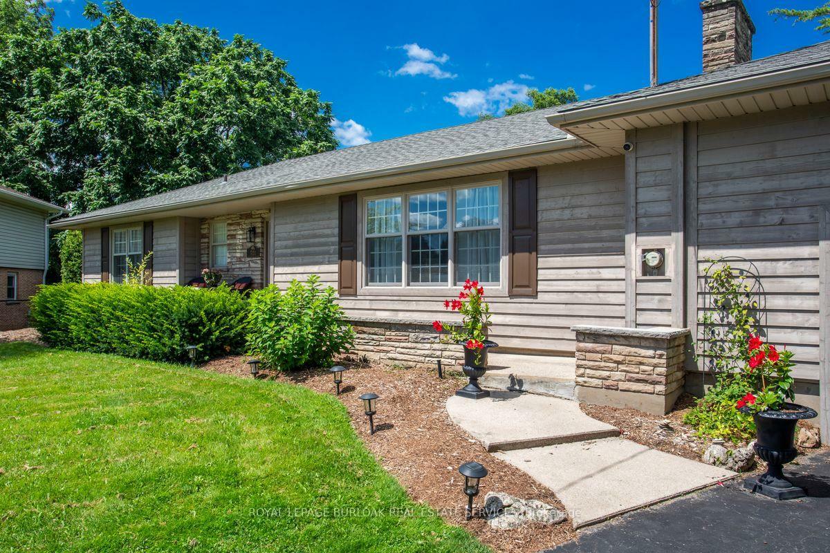 Property Photo: 721 Courtland Place ON L7R 2M7