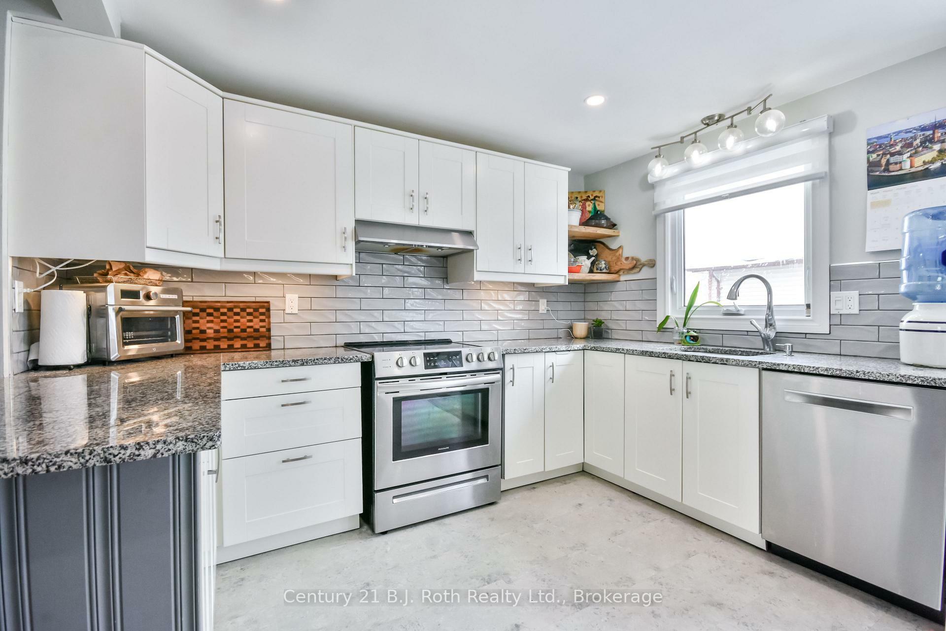 745 Algonquin Drive  Midland ON L4R 4Z9 photo
