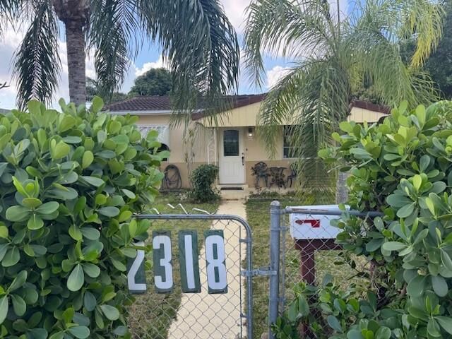 Property Photo:  2318 Coolidge St  FL 33020