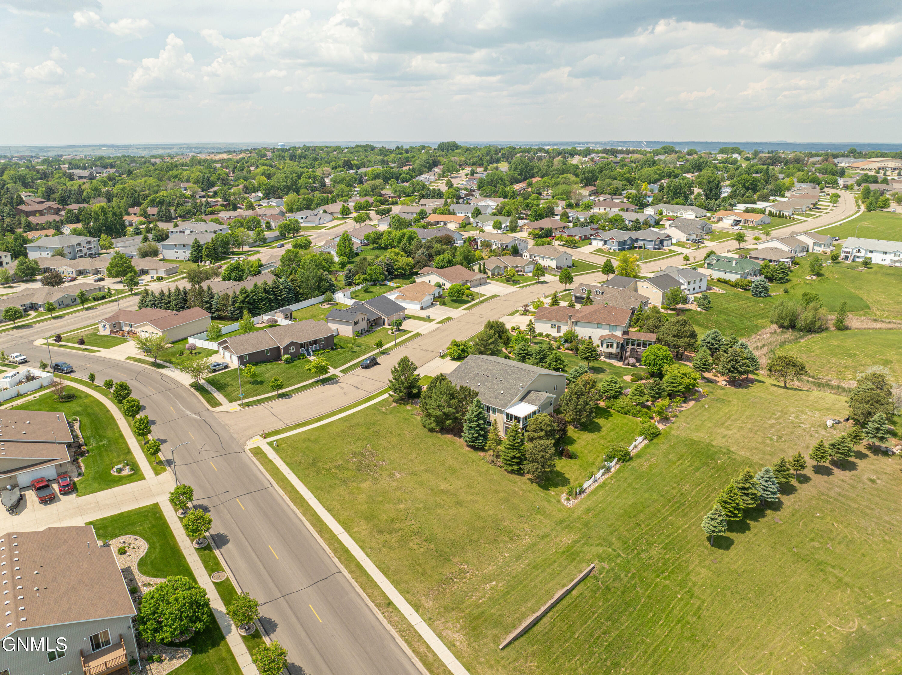 Property Photo:  526 Versailles Avenue  ND 58503 