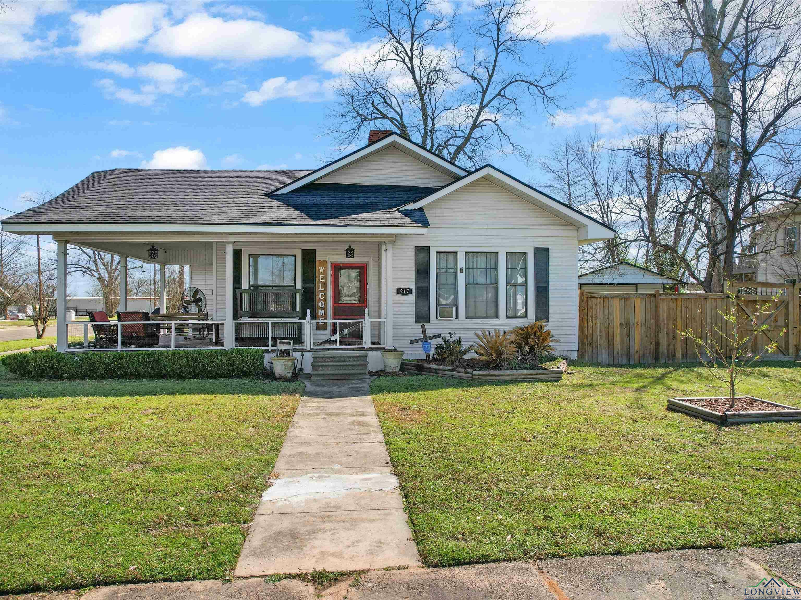 217 North Montgomery St  Gilmer TX 75644 photo