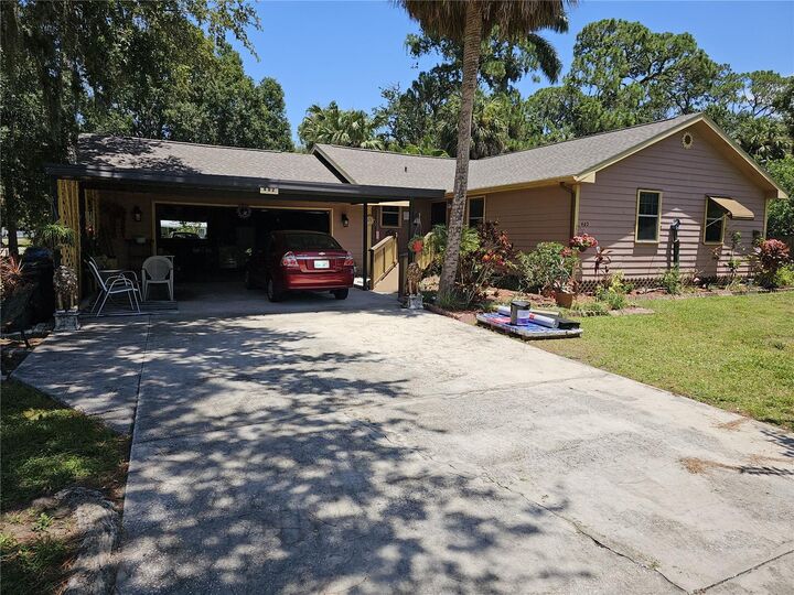Property Photo: 402 8th Street SW FL 33570