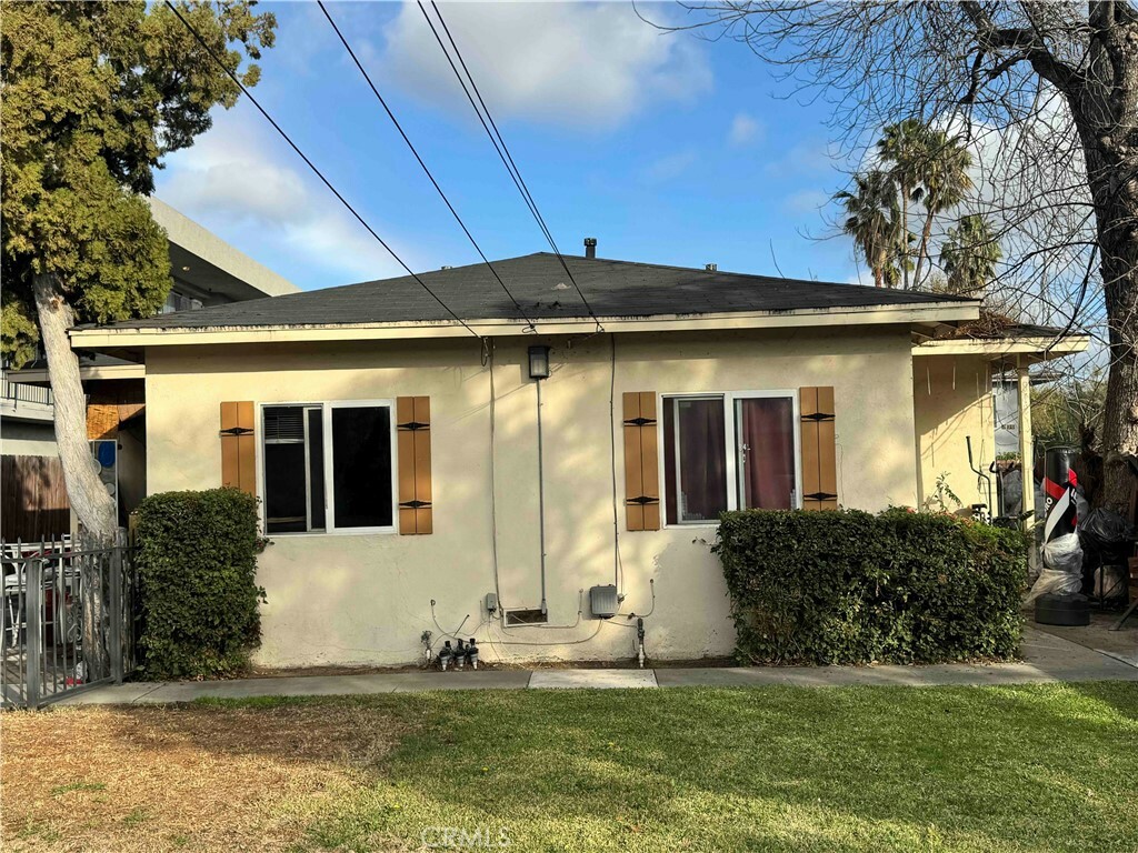 Property Photo:  842 N Summit Avenue  CA 91103 