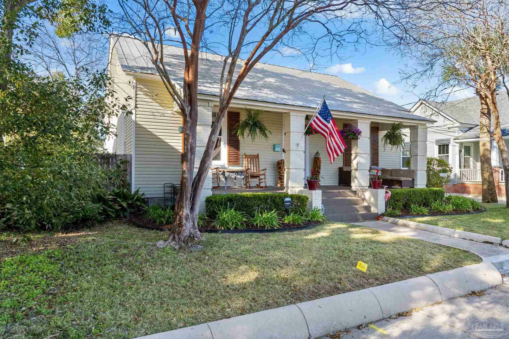 Property Photo: 1106 E Jackson St FL 32501