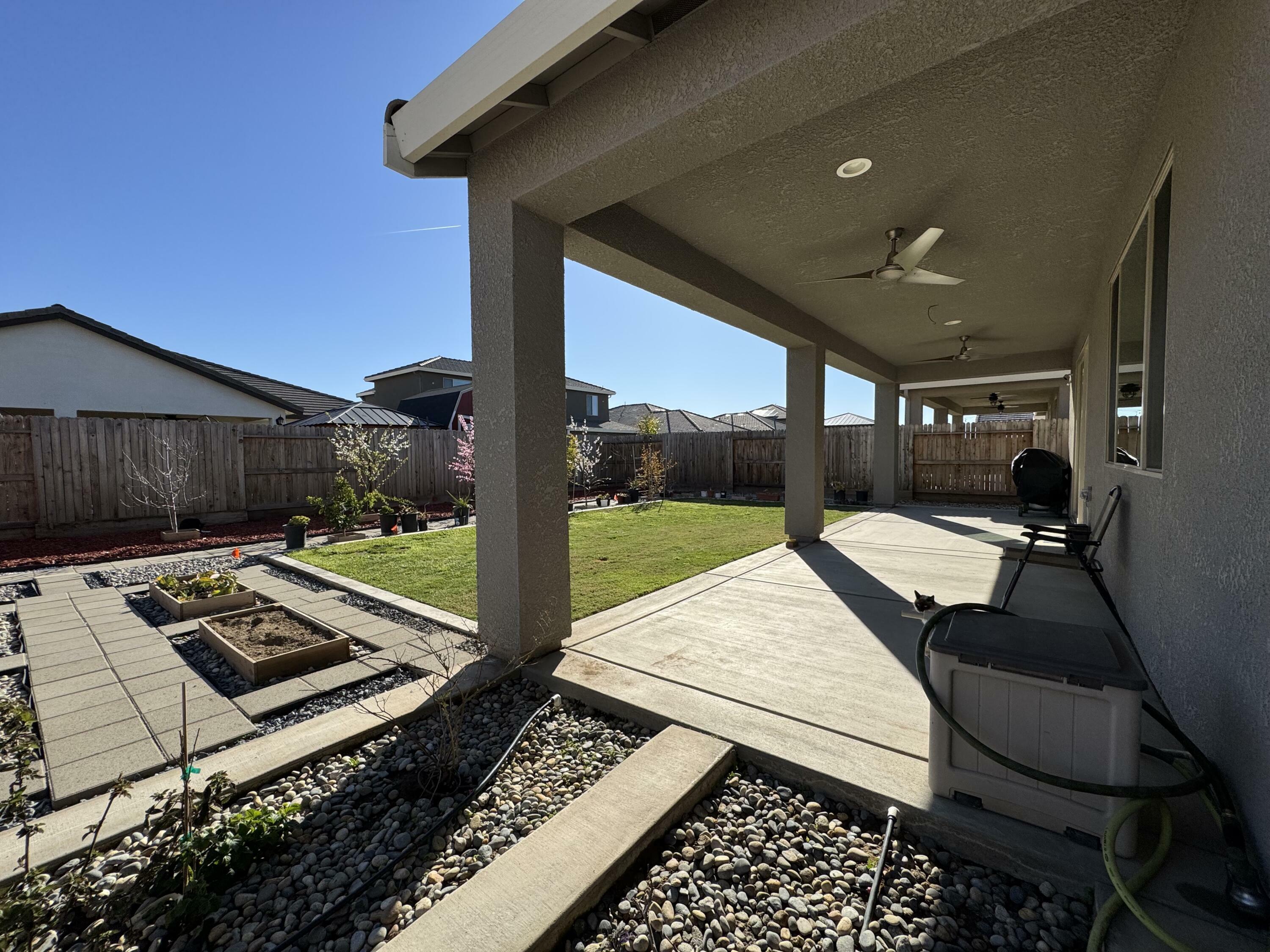 Property Photo: 1405 W Tyler Court CA 93291