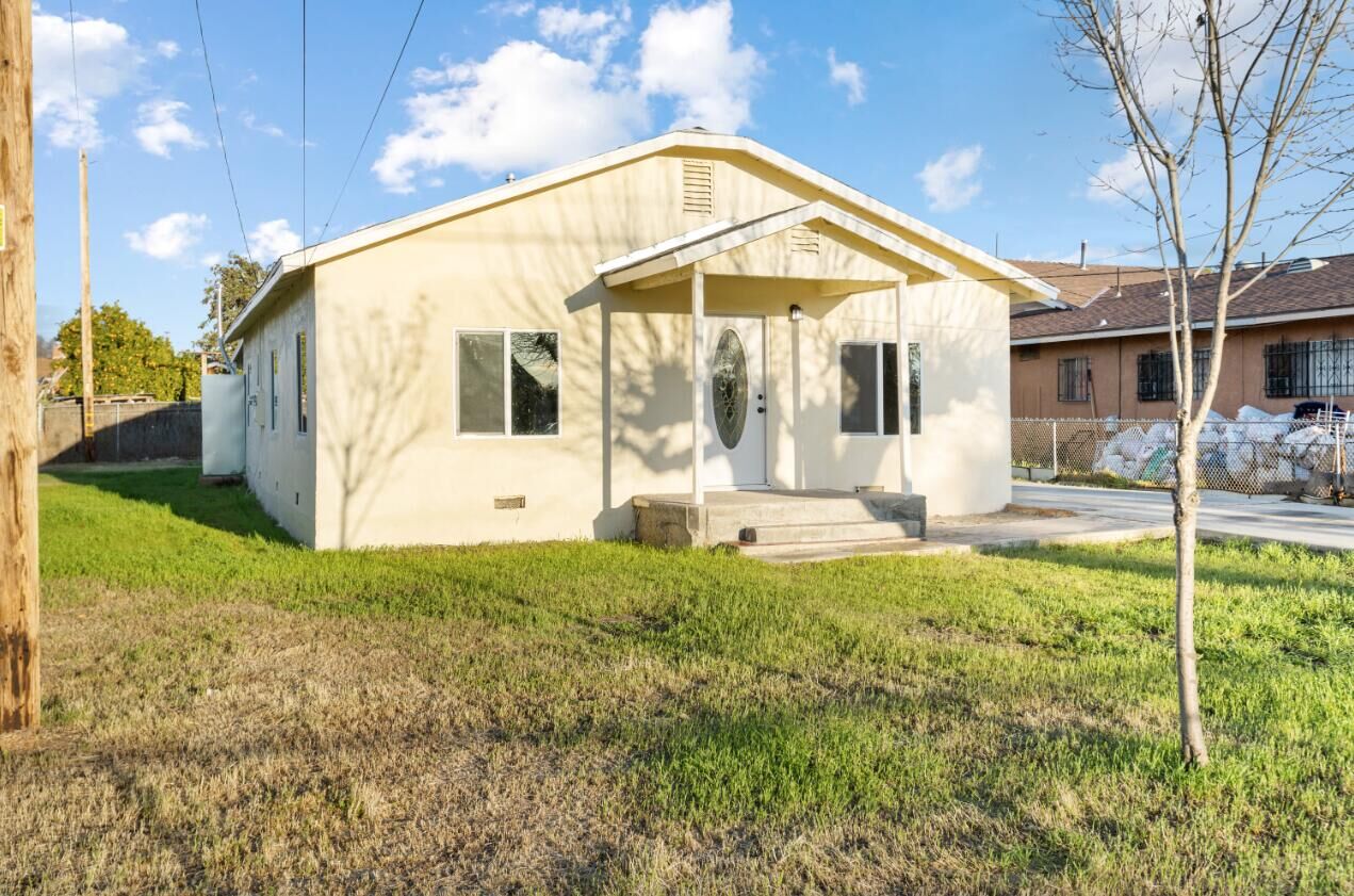 Property Photo: 2104 Norwalk Street CA 93215