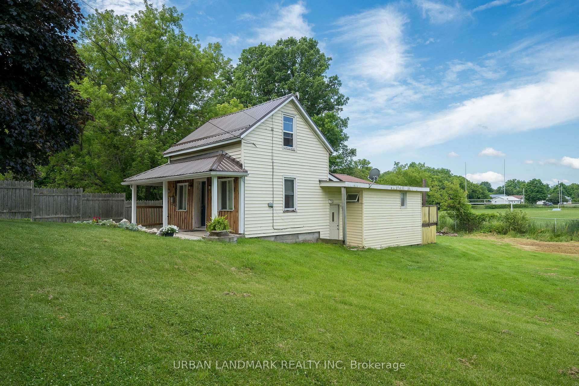 Property Photo: 32 Dingman Street ON K0K 2K0