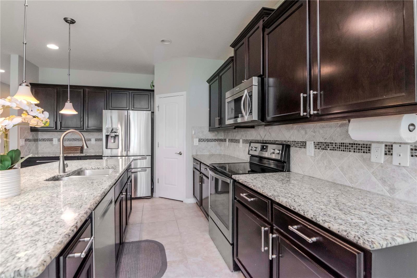 Property Photo: 2208 Landside Drive FL 33594