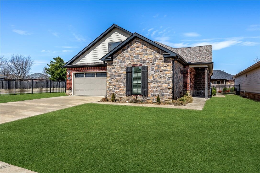 Property Photo:  2110 SW Huntwick Avenue  AR 72713 