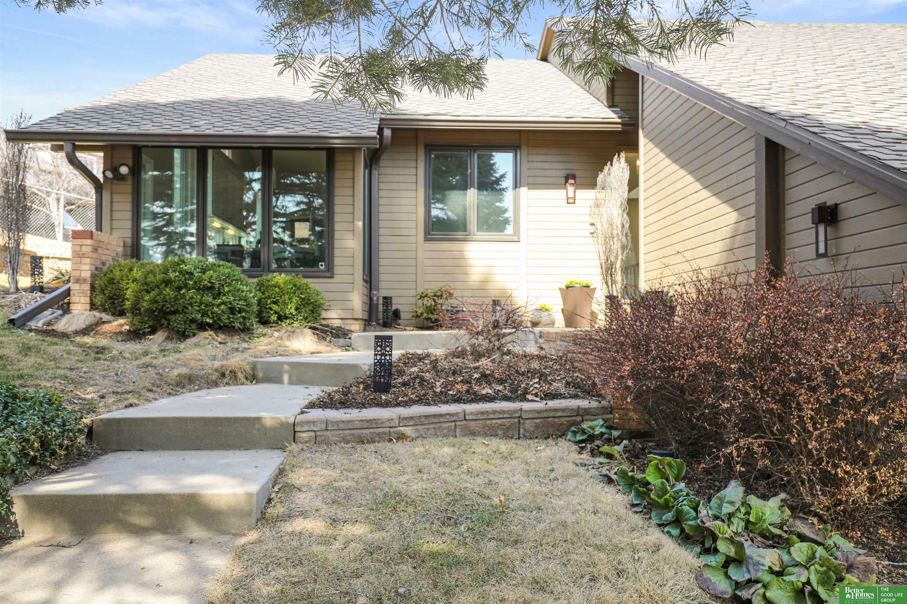 Property Photo:  850 S 112th Plaza  NE 68154 