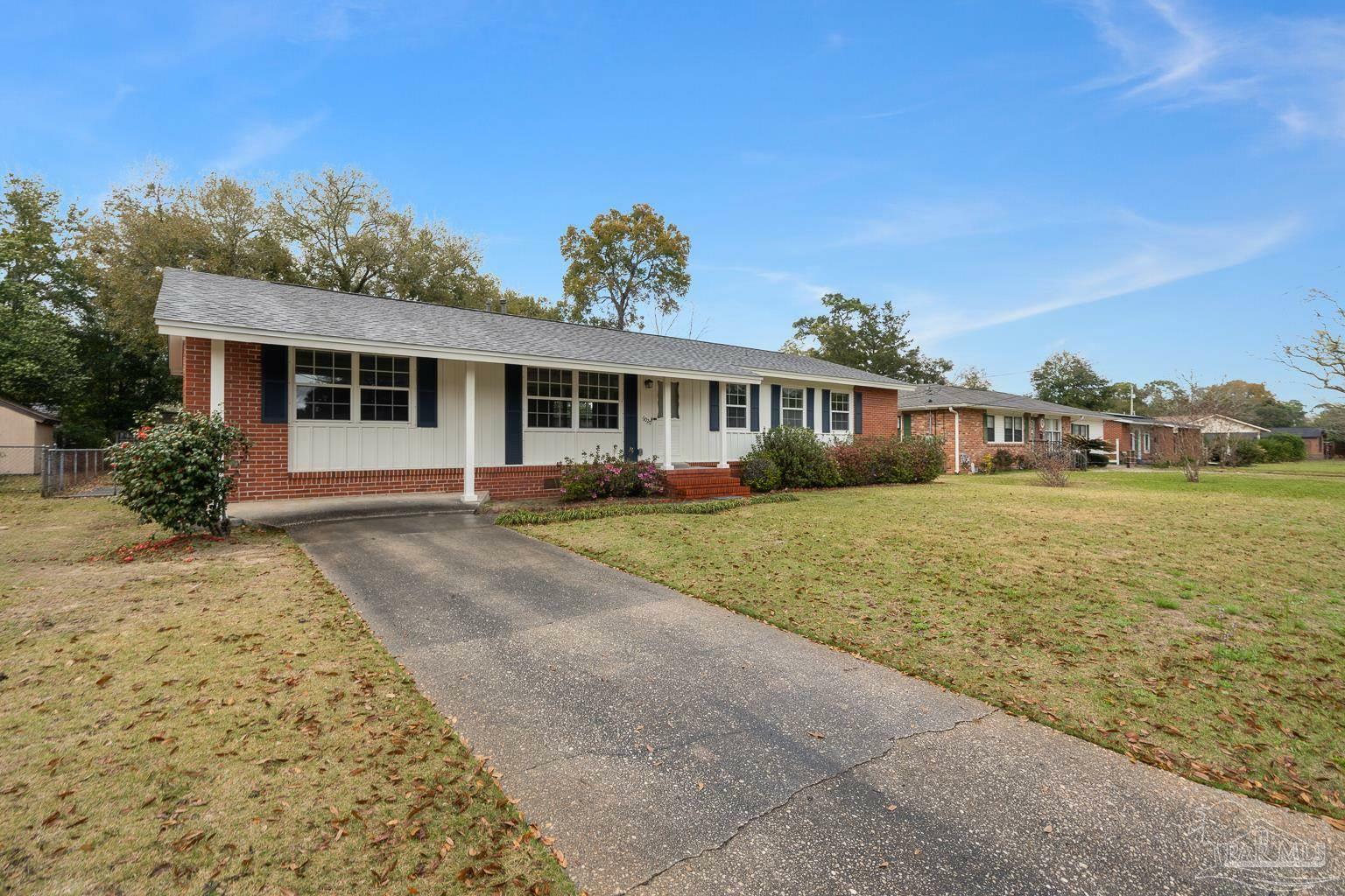 Property Photo: 6020 Hilltop Rd FL 32504
