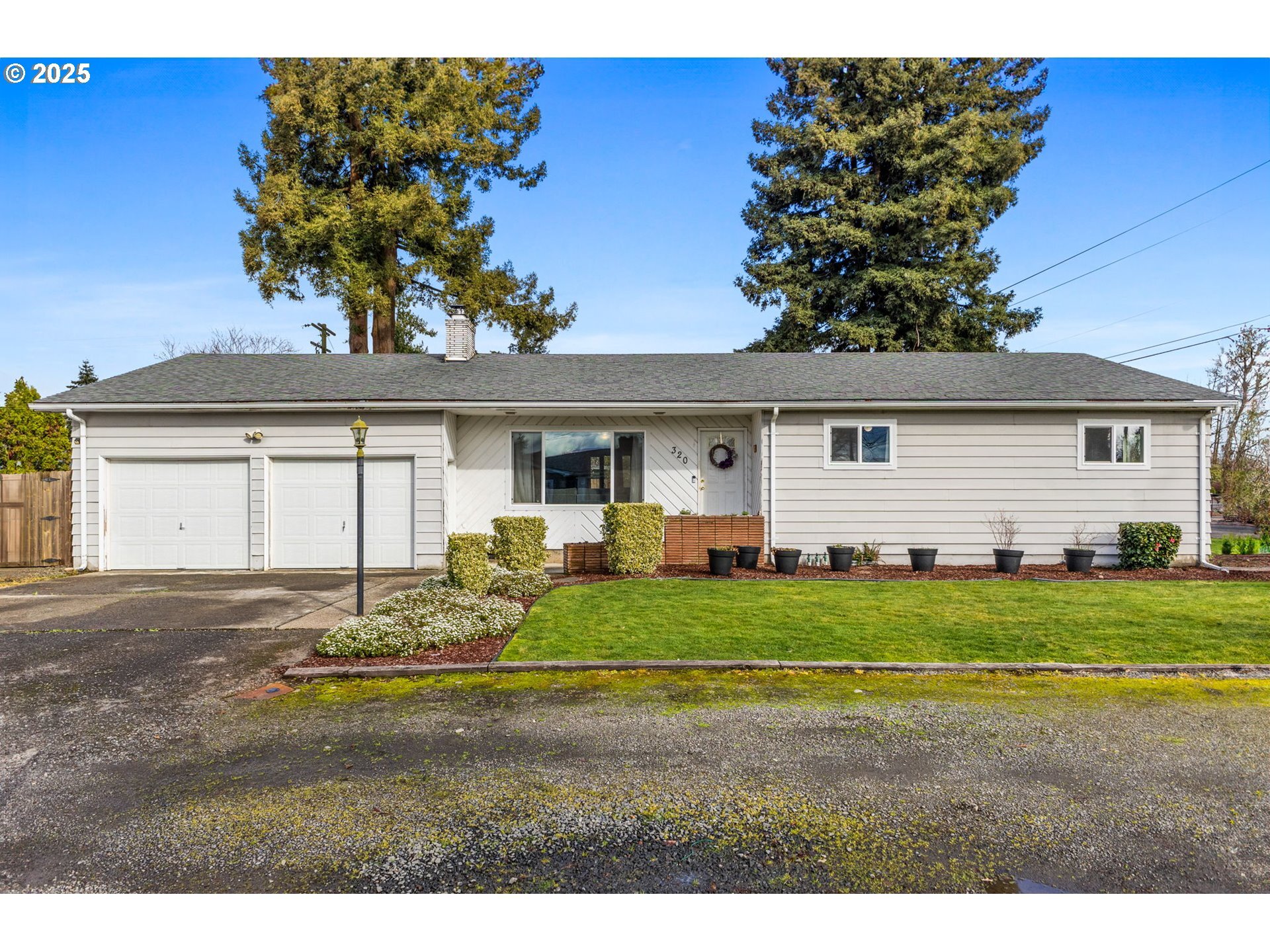 Property Photo: 320 N Myrtle Ave OR 97383
