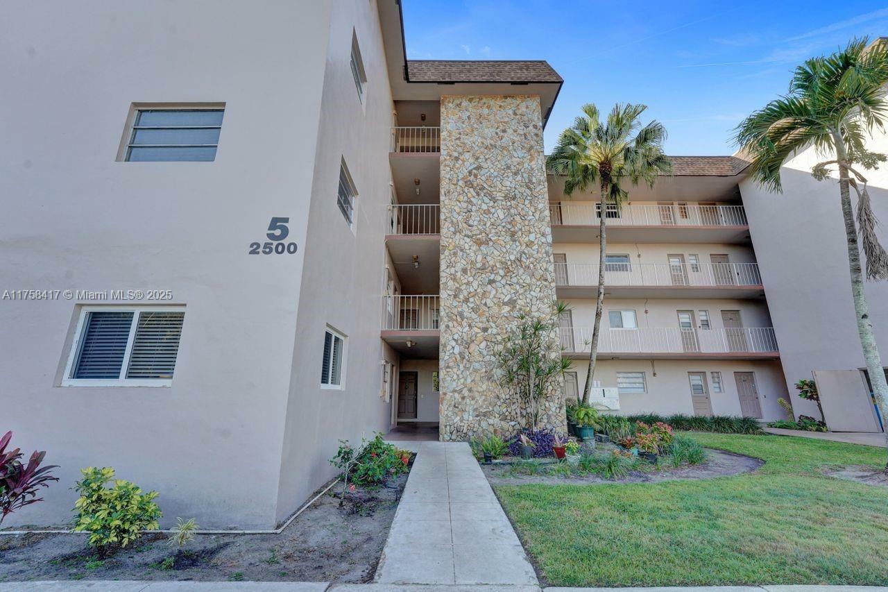 Property Photo:  2500 SW 81st Ave 104  FL 33324 