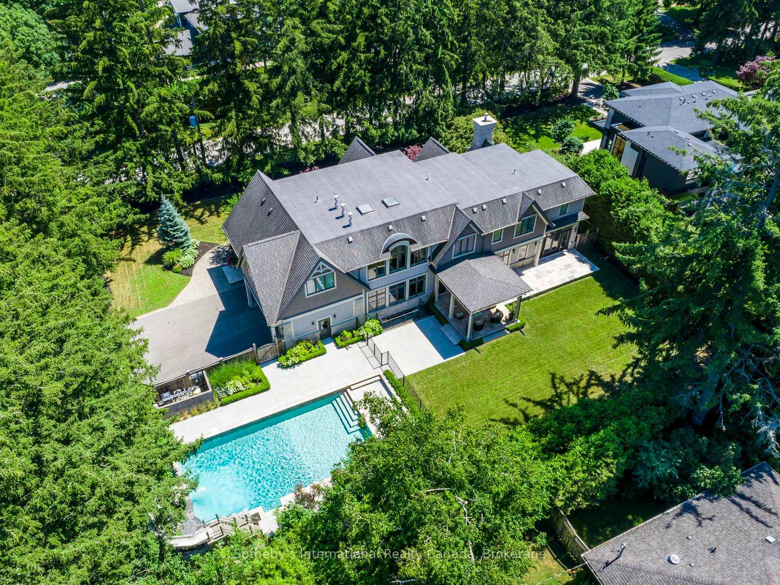 Property Photo: 1051 Pinewood Avenue ON L6J 2A2