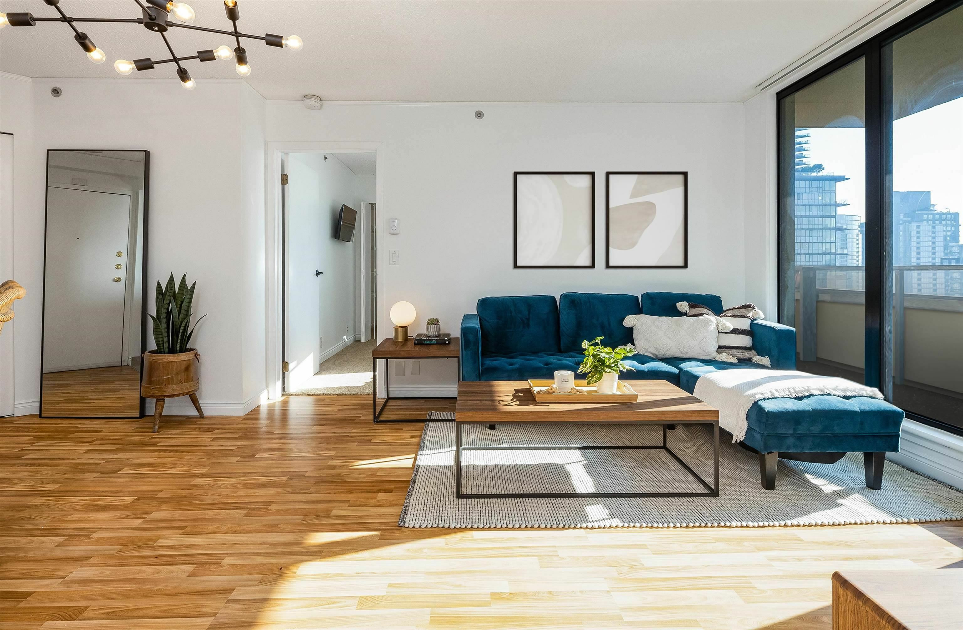 Photo de la propriété: 789 Drake Street 1705 BC V6Z 2N7
