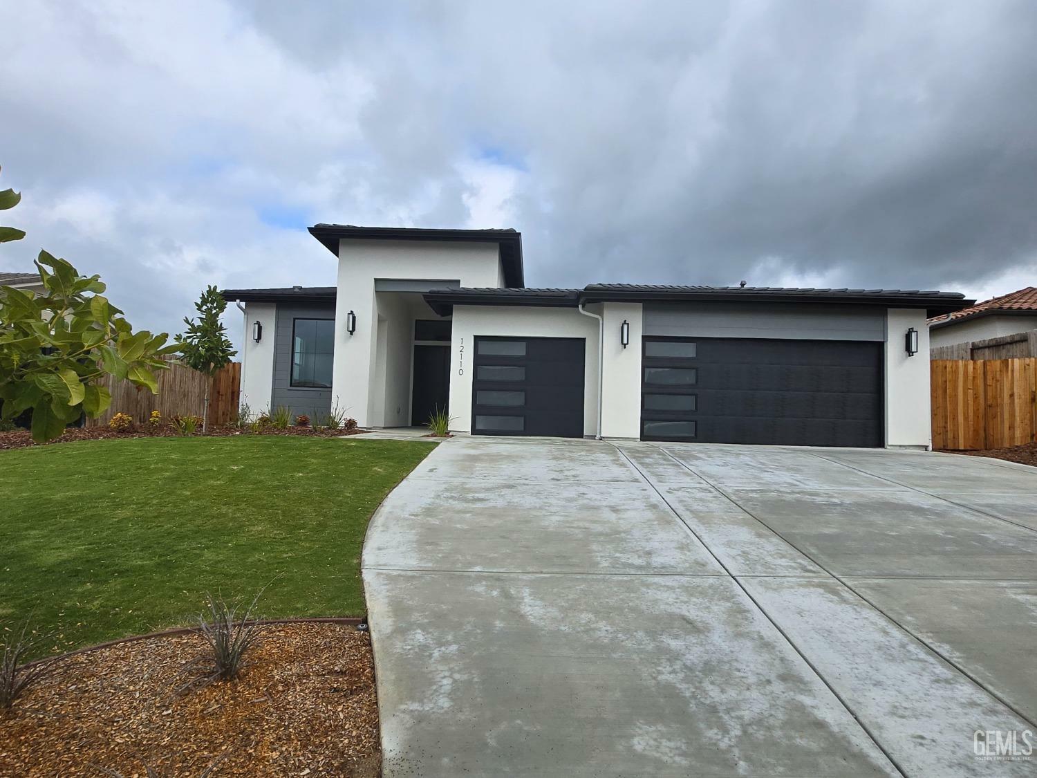 Property Photo: 12110 Pendulum Drive CA 93306