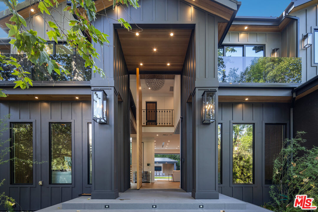 Property Photo: 4565 Encino Ave CA 91316