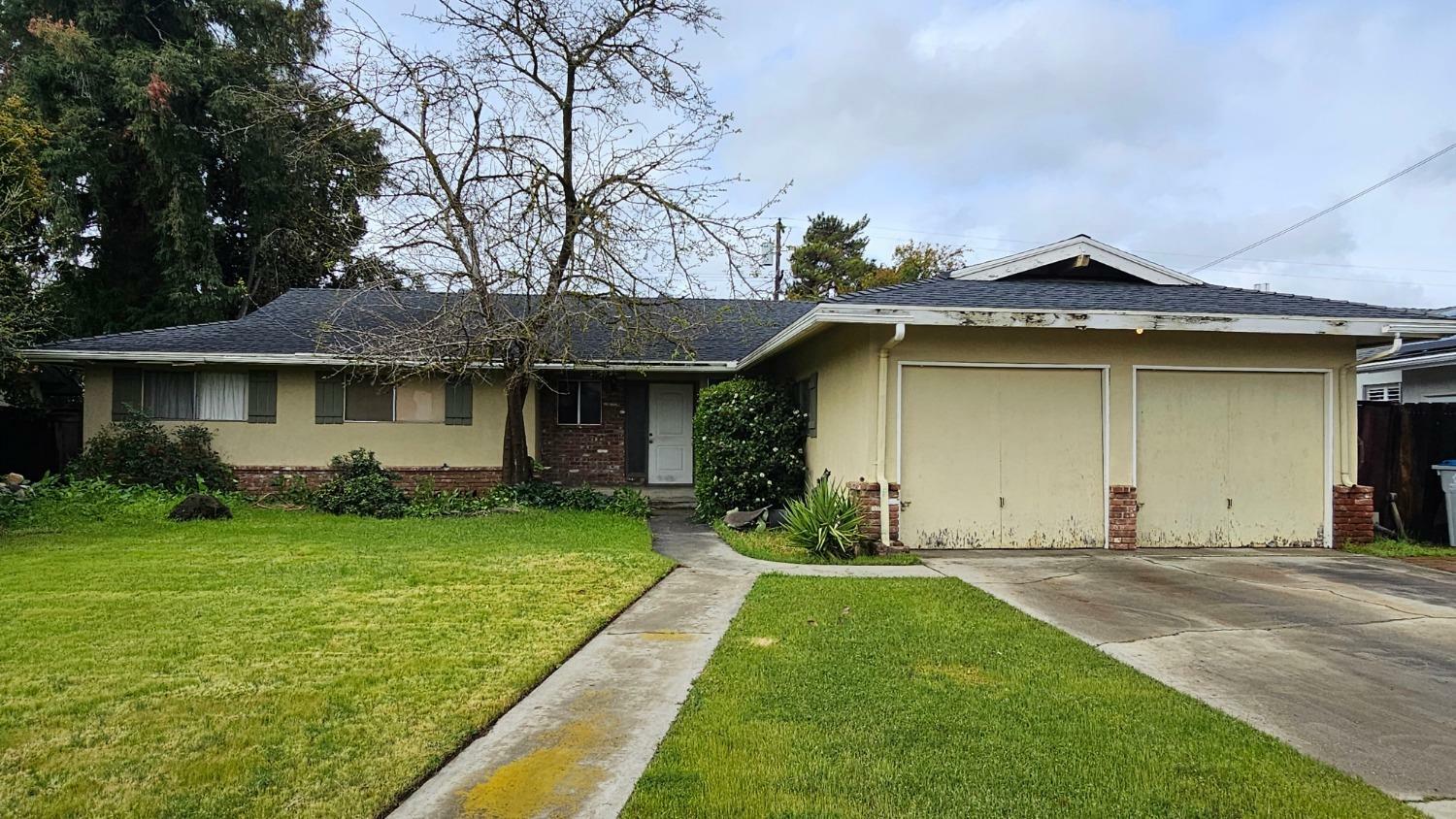 Property Photo: 6117 N Colonial Avenue CA 93704
