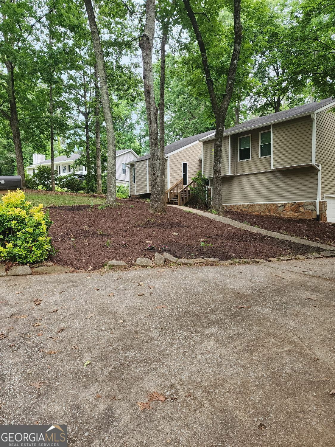 Property Photo: 6739 Valley Court GA 30135