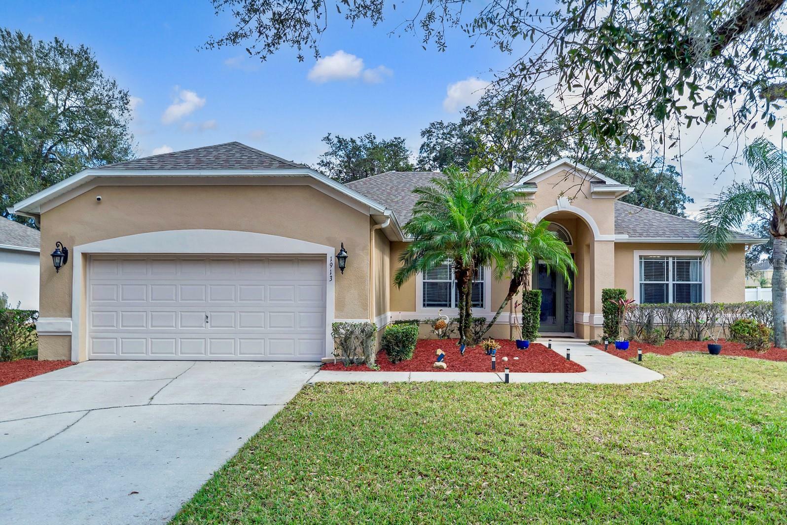 Property Photo:  1913 Lazy Oaks Loop  FL 34771 