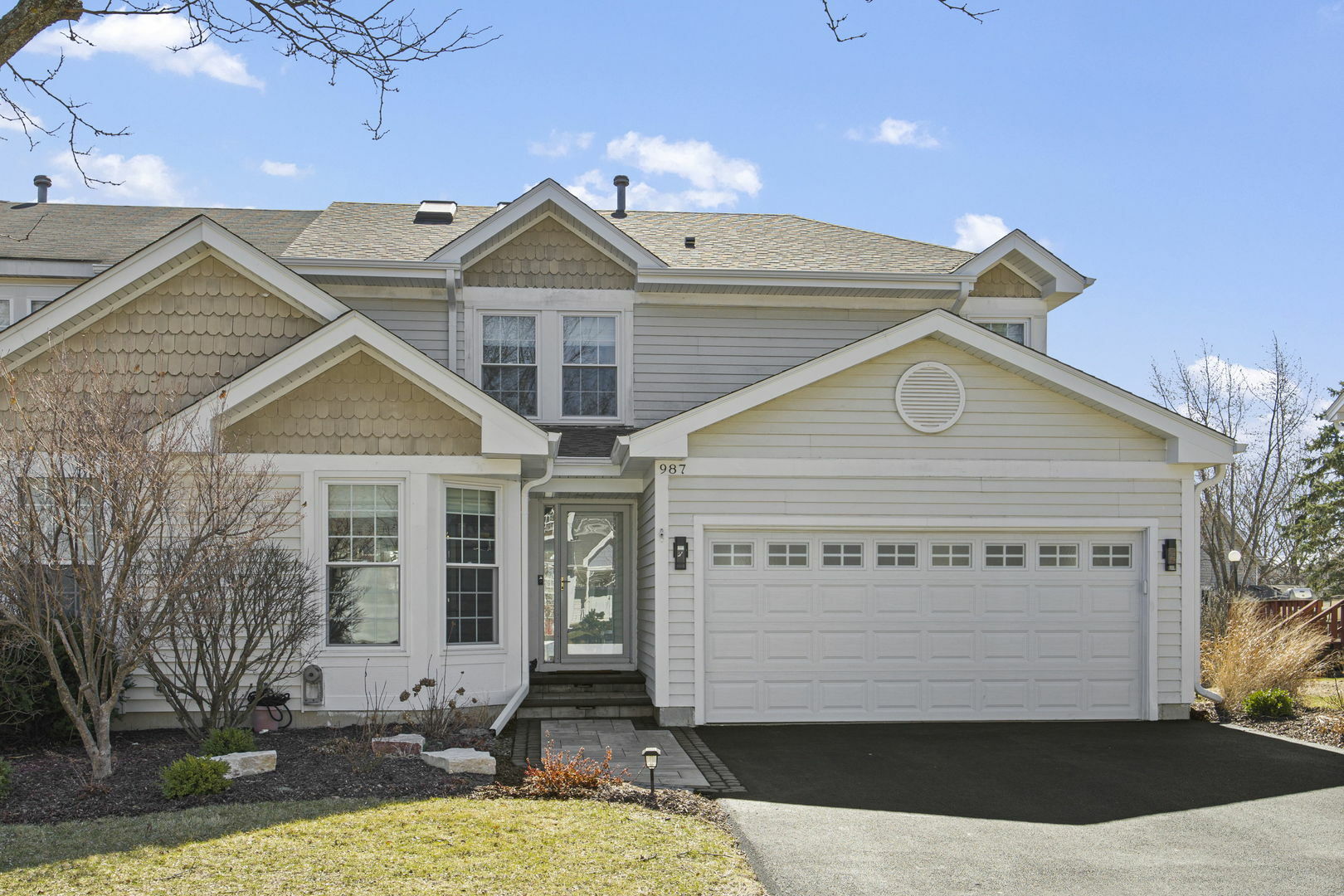 Property Photo: 987 Georgian Place IL 60103