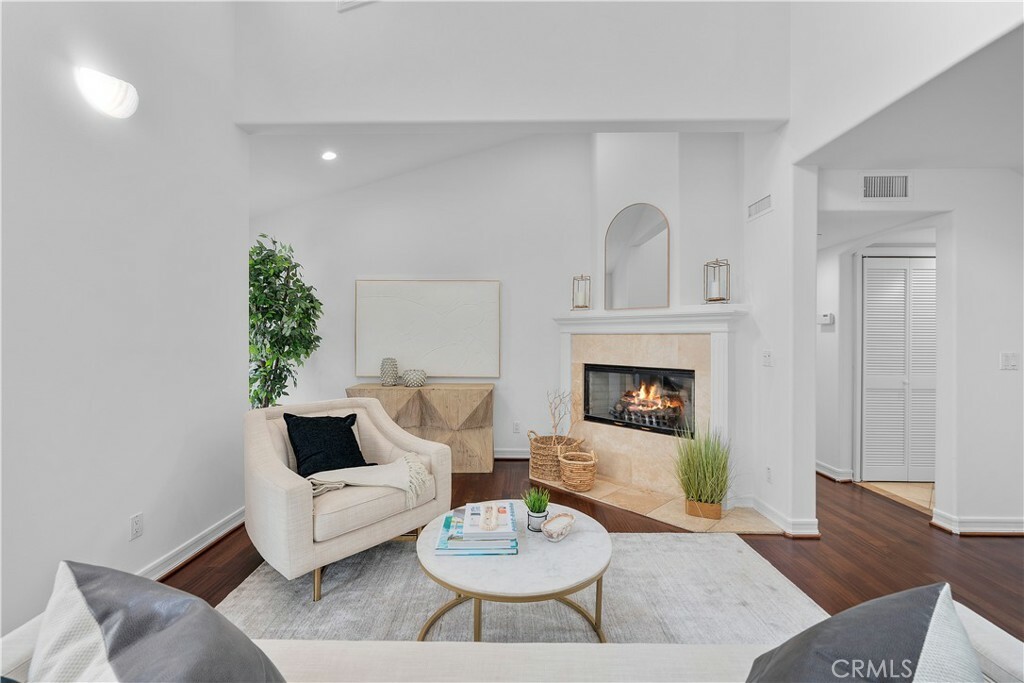 Property Photo:  906 S Catalina Avenue B  CA 90277 
