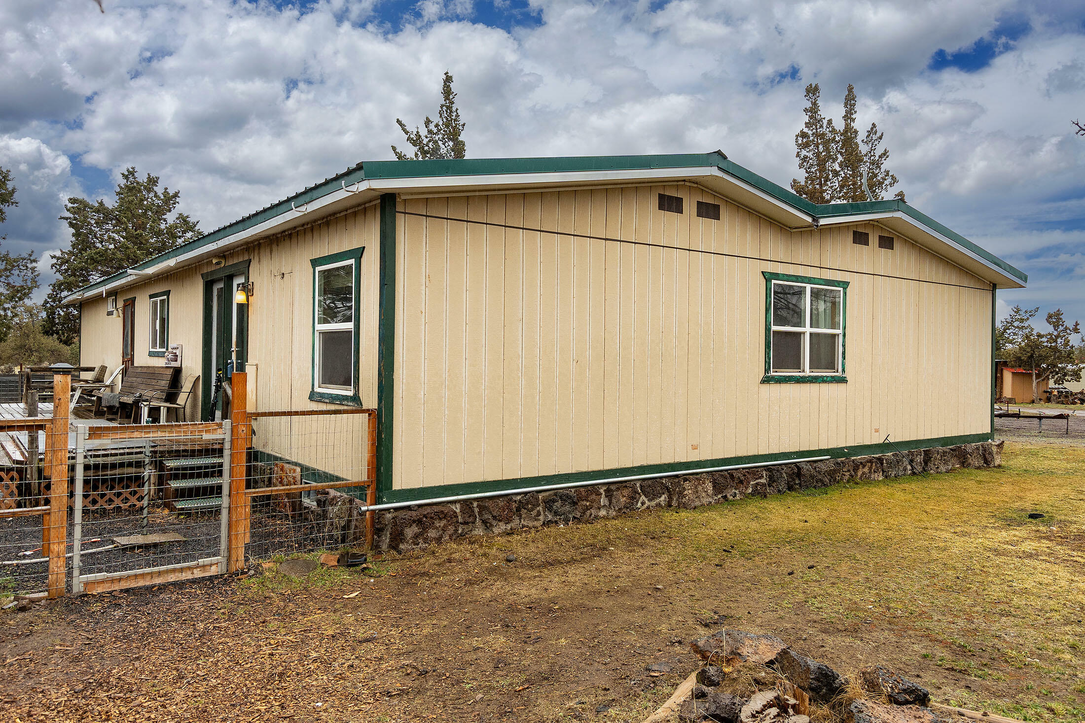Property Photo: 4488 NE Walnut Avenue OR 97756