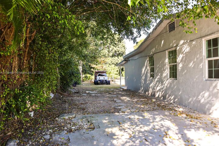 Property Photo:  415 NW 7th St  FL 33030 