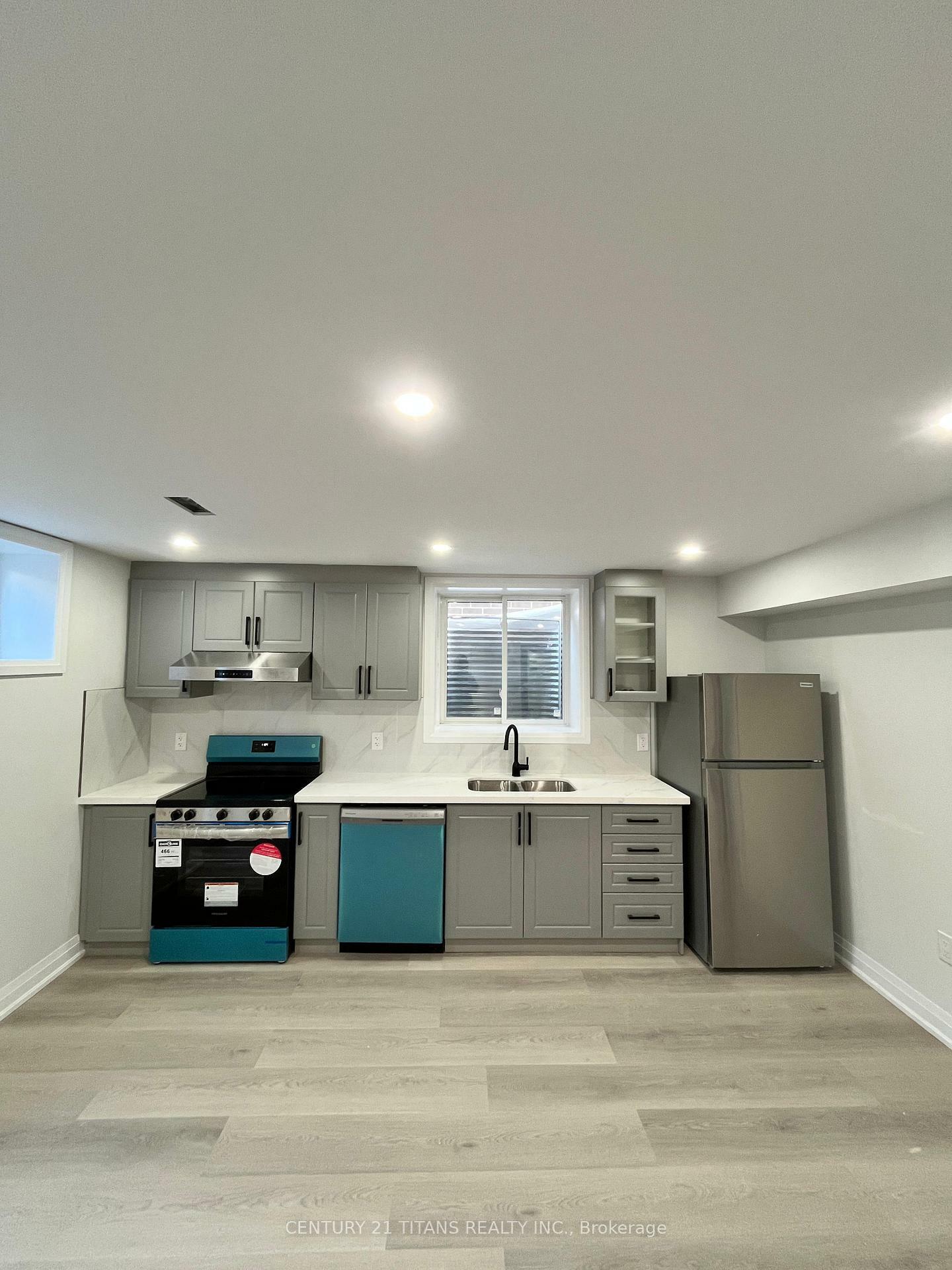 Photo de la propriété: 27 William Nador Street Lower ON N2R 0S3