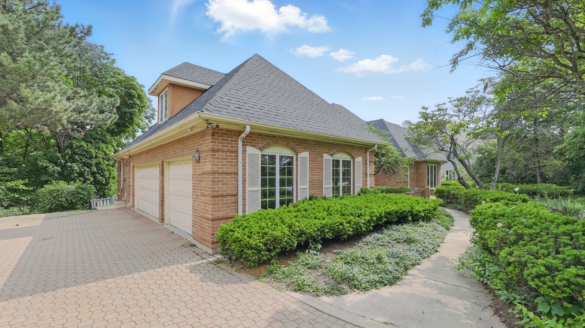Property Photo: 812 Saint Stephens Grn IL 60523