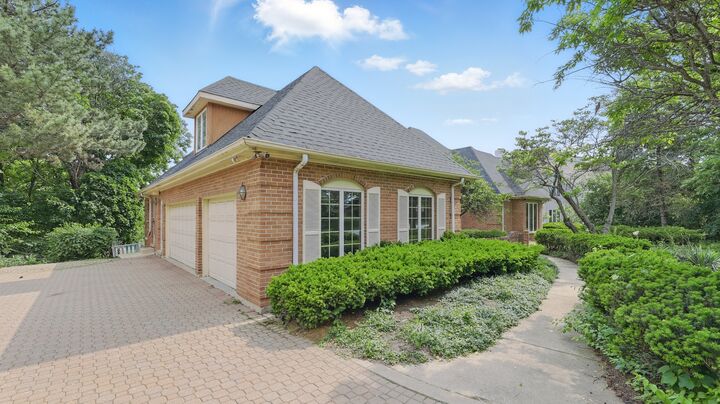 Property Photo:  812 Saint Stephens Grn  IL 60523 
