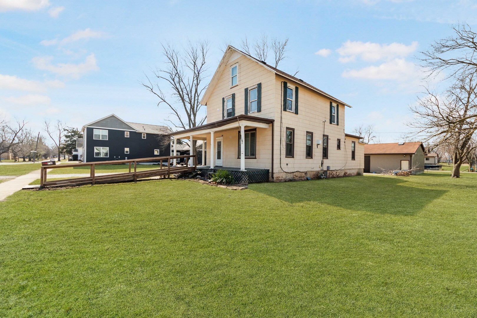 Property Photo:  716 Locust Street  IL 61760 