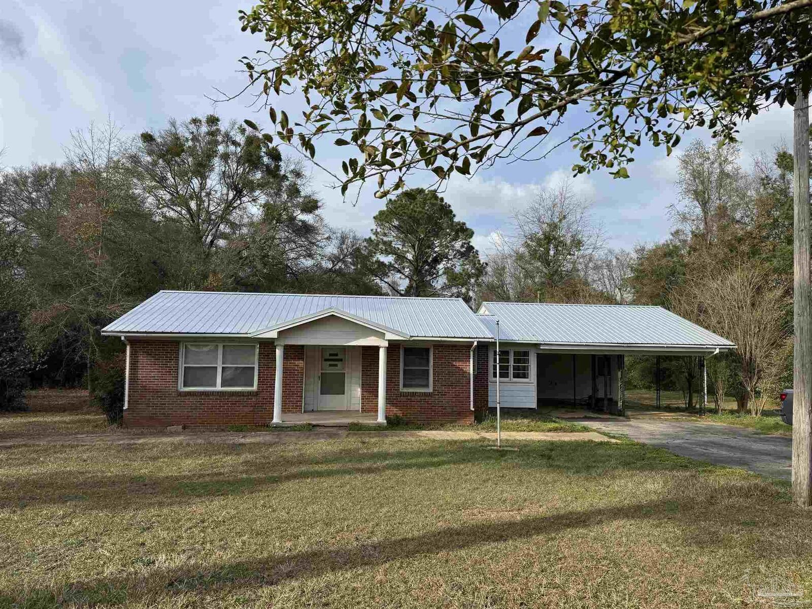 Property Photo: 3212 Hwy 4 FL 32565