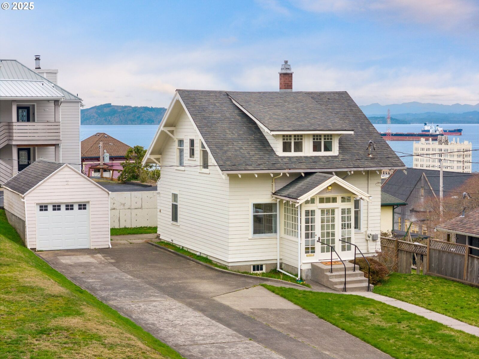 Property Photo: 1042 Irving Ave OR 97103